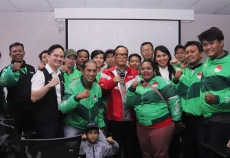 Wamenaker Immanuel Ebenezer Gerungan bersama pengemudi ojol di kawasan Cilandak, Jum'at (8/11)