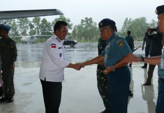 Komandan Lanudal Tanjungpinang Kolonel Laut (P) Triwibowo beserta prajurit mendukung dengan mengantar keberangkatan dan kedatangan kunjungan kerja Gubernur Kepri H. Ansar Ahmad beserta Rombongan ke Pulau Tambelan yang transit di Gedung Vip Lanudal TPI, Kamis (25/1/2024)