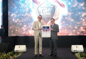 Penghargaan diserahkan oleh Founder dan CEO The Iconomics Bram S. Putro dan diterima langsung oleh Direktur Keuangan, Treasury dan Global Services Bank Jatim Edi Masrianto pada hari Kamis (20/6). 