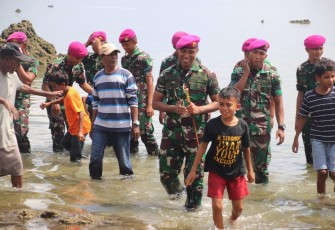 Aksi Prajurit TNI AL bersama Masyarakat Bersihkan Pesisir Pantai