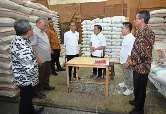 Kepala Bapanas Arief Prasetyo Adi saat memberikan pemaparan ke presiden Jokowi Widodo di PIBC Jakarta, Kamis (15/2)