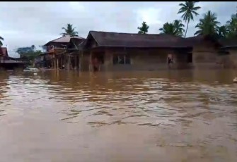 Kondisi rumah warga terdampak banjir di Kecamatan Muara Batang Gadis, Kabupaten Mandailing Natal, pada (23/12).