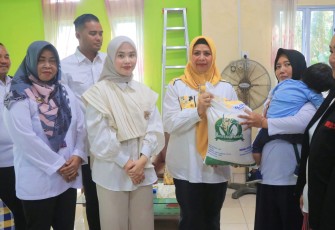 Hafizha saat Dampingi Ketua PKK Kepri Salurkan CBP Keliling Bintan Timur