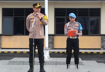 Kapolres Bitung, AKBP Albert Zai, S.I.K.,M.H saat memimpin apel perdana bulan Desember