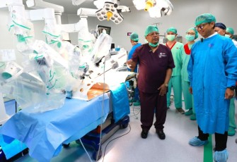 Menkes Budi Gunadi Sadikin meninjau fasilitas operasi jantung metode robotik di RSJPD Harapan Kita Jakarta 