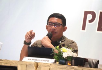 Kepala Badan Nasional Penanggulangan Bencana Letjen TNI Suharyanto S.Sos., M.M meminta segenap komponen pemangku kebijakan di wilayah Jawa Timur untuk mewaspadai puncak musim hujan pada awal tahun 2024