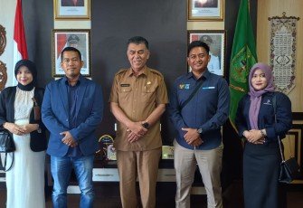 Bupati Natuna Wan Siswandi di dampingi Wakil Bupati Natuna, Rodhial Huda mendapatkan kunjungan kerja dari Kepala PLN Ranai yang baru Lobertus Gunawan Hasugian. Bertempat di ruang kerja Bupati Natuna Lantai ll. Jl. Batu Sisir Desa Sungai Ulu Kecamatan Bunguran Timur Kabupaten Natuna, Selasa (13/2/2024)