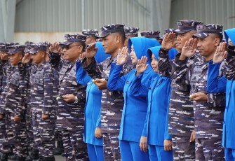 Komandan Wing Udara 1 Kolonel Laut (P) Dani Achnisundani, Para Komandan Skuadron, Para Perwira Staf Wing Udara 1 serta Komandan Lanudal Tanjungpinang dan jajarannya melepas keberangkatan Danpuspenerbal beserta rombongan kembali ke Pangkalan Surabaya