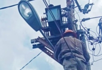 Perbaikan lampu penerangan jalan di Kecamatan Tambelan, Kabupaten Bintan