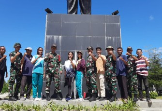 PLBN Motamasin dengan TNI saat Gotong Royong Bersihkan Lahan Seluas 3,76 Hektare
