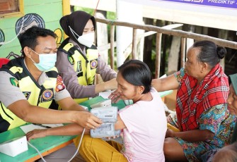 Rumkit Bhayangkara Beri Layanan Kesehatan Gratis Bagi Warga Bantaran Sungai 