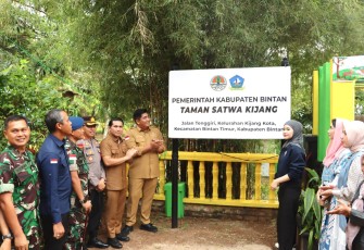 Bupati Bintan Roby Kurniawan melakukan Soft Launching Taman Satwa Kijang, Senin (12/02) sore