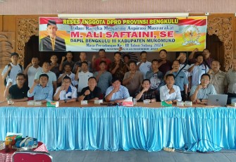 Anggota DPRD Provinsi Bengkulu, M. Ali Saftaini bersama warga saat foto bersama usai acara reses.