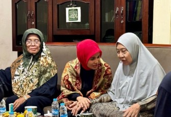 Istri capres nomor urut 03 Ganjar Pranowo, Siti Atikoh Supriyanti (tengah) saat bersilaturahmi ke kediaman Pimpinan Cabang Muslimat NU Kabupaten Blitar Nyai Hj Masluchi Saifulloh di Modangan, Nglegok, Blitar, Jawa Timur, Jumat (26/1/2024).