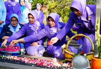 Ketum Dharma Pertiwi Pimpin Ziarah dan Tabur Bunga di TMPNU Kalibata