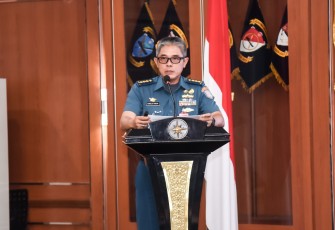 Kepala Staf Komando Lintas Laut Militer (Kas Kolinlamil) Laksamana Pertama TNI Mochammad Riza, S.E., M.Tr Opsla., CRMP, menerima paparan Rencana Operasi (RO) Trisula Jaya Tahun 2024 yang disampaikan oleh Asisten Operasi (Asops Pangkolinlamil) Kolonel Laut (P) Ronald Makana David Rarun, M.Tr. Opsla yang berlangsung di Gedung Laut Nusantara, Mako Kolinlamil, Tanjung Priok, Jakarta Utara, Selasa (9/1)