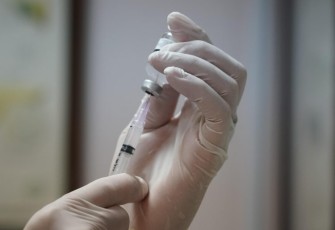 Ilustrasi penyuntikan cairan vaksin