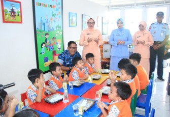 Danlanud Sultan Hasanuddin Didampingi Ketua Pia Ardya Garini Cabang 7/D.II Begikan Makan Sehat Bergizi Kepada Siswa TK Angkasa 1 Makassar