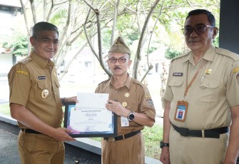 Penyerahan penghargaan kepada Dinsos Karanganyar sebagai juara 1 Lomba Website PPID OPD tingkat kabupaten, di Halaman Kantor Bupati Karanganyar, Senin (2/12/2024).