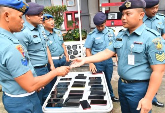 Tegakkan disiplin dan antisipasi maraknya judi online, usai pelaksanaan apel pagi Pasminlog, Kasatprov dan anggota Pengamanan Lanudal Jakarta melaksanakan razia ponsel personel Lanudal Jakarta di lapangan apel Lanudal Pondok Cabe, Jakarta, Senin (8/1/2024)