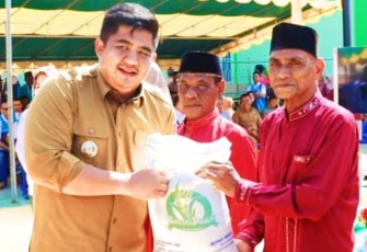 Bupati Bintan Roby Kurniawan saat Serahkan Bantuan Beras Untuk Masyarakat Desa Dendun