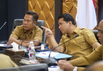 Wabup Osit (tengah) saat Pimpin Rapat Verifikasi Validasi Data PK22 Untuk P3KE 2024, Senin (19/02) di Ruang Rapat II Bandar Seri Bentan.