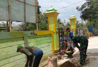Babinsa Koramil 0801/11 Donorojo Bantu Pemasangan Paving Blok