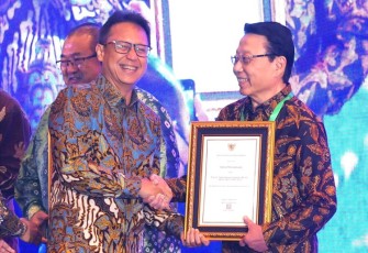 Menkes Budi Gunadi Sadikin memberikan penghargaan SDM Kesehatan teladan di Jakarta, Selasa (13/8)