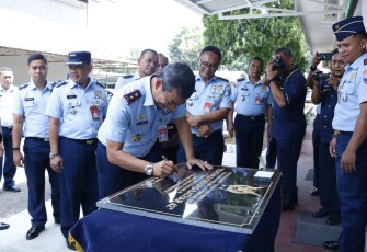 Dankoharmatau secara resmi menandatangani prasasti peresmian renovasi Gedung Sathar 42. Suatu momen bersejarah yang tidak hanya mengubah tatanan fisik, tetapi juga membangun cerita baru bagi personel Satuan Pemeliharaan (Sathar) 42