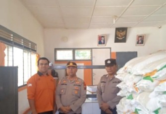 Kapolsek Saipar Dolok (SD) Hole, AKP Amron Simanullang, SH, pantau langsung penyaluran bantuan pangan dari pemerintah pusat ke masyarakat, pada Selasa (20/2/2024) pagi.