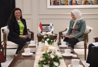 Menteri Ketenagakerjaan Ida Fauziyah saat melakukan pertemuan dengan Director International Labour Organization (ILO) for Indonesia and Timor Leste, Simrin Singh, di Kantor Kemnaker Jakarta, Kamis (22/02)