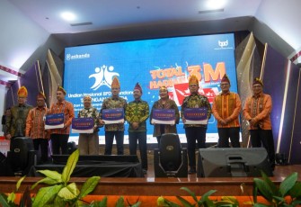 Penyerahan hadiah Juara Penghimpun Dana Terbesar Undian Simpeda