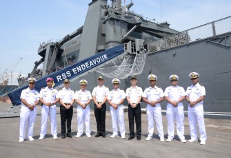 Komandan Pangkalan Utama TNI AL (Danlantamal) V Brigjen TNI Marinir Joni Sulistiawan, S. H., M. Han., yang diwakili oleh Asisten Operasi (Asops) Danlantamal V Kolonel Laut (P) Muhammad Taufik, M. Tr. Hanla., M. M., menyambut kedatangan Kapal Perang Republic of Singapore Navy (RSN)  RSS Endeavour (210) di Dermaga Jamrud Utara Tanjung Perak, Surabaya. Kamis (11/01/2024)