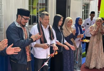 Istri capres nomor urut 3 Ganjar Pranowo, Siti Atikoh Supriyanti saat bersilaturahmi ke pondok pesantren (Ponpes) KHAS Kempek dan Buntet dalam safar politik di Cirebon, Jawa Barat, pada Selasa (30/1/2024).
