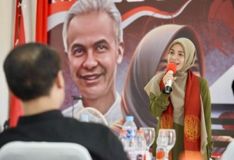 Istri calon presiden nomor urut 3 Ganjar Pranowo, Siti Atikoh Suprianti saat bersilahturahmi ke Pondok Pesantren PPAI Darun Najah 2, Bumi Perkasa, Kec. Karang Ploso, Kabupaten Malang, Jawa Timur, Sabtu (27/1/2024)