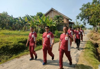 Kapolsek Belitang III Bersama Personelnya Melakukan Olahraga Jalan Santai Bersama
