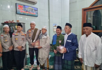 Ditbinmas Polda Metro Jaya Gelar Subuh Keliling Seraya Serahkan Bantuan Alquran dan Sembako