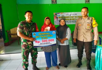 Babinsa Pucangrejo Kawal Pendistribusian BLT-DD Bagi Masyarakat Kurang Mampu
