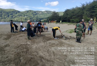 Anggota Koramil 0801/01 Pacitan Kodim 0801/Pacitan turut berkontribusi dalam upaya menjaga kelestarian alam, utamanya di wilayah pesisir pantai dari abrasi maupun pencemaran lingkungan melalui aksi bersih-bersih