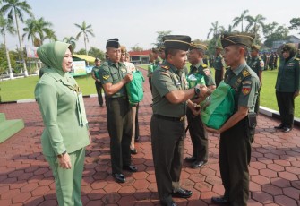 Danrem 071/Wijayakusuma Kolonel CZI Mohammad Andhy Kusuma, S.Sos., M.M., M. Han, memimpin distribusi sembako kepada para prajurit dan PNS Korem 071/Wijayakusma dan Balakajudam IV/Diponegoro yang berada di jajaran Korem 071/Wijayakusuma