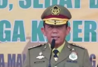 Gubernur Kepulauan Riau, H. Ansar Ahmad, saat memimpin apel peringatan Bulan K3 Nasional Tingkat Provinsi Kepulauan Riau di Halaman Gedung Daerah, Tanjungpinang, Senin (29/01). 