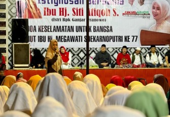 Istri capres nomor urut 3 Ganjar Pranowo, Siti Atikoh Supriyanti di Poncogati, Curah Dami, Kabupaten Bondowoso, Jawa Timur, Rabu (24/1/2024), saat menghadiri acara istigasah.