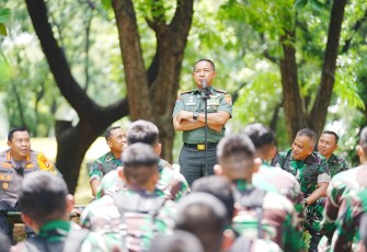 Panglima TNI Jenderal TNI  Agus Subiyanto mengecek kesiapan Prajurit TNI dan Polri yang tergabung dalam Pasukan Pengaman Unjuk Rasa dan Babinsa Pengamanan Pemilu Wilayah Jakarta Pusat bersama Pangkostrad Letjen TNI Muhammad Saleh Mustafa dan Pangdam Jaya Mayjen TNI Mohamad Hasan, bertempat di Monas, Jakarta Pusat, Senin (12/2/2024)