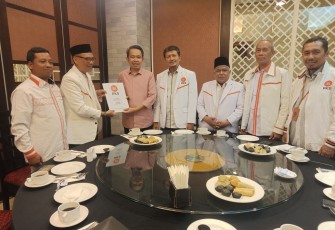 Muhammad Fawait saat menerima Surat Rekomendasi.  