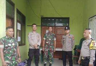 Anggota Koramil 01/Ngawi bersama personil Polsek Ngawi Kota saat melaksanakan pengamanan kotak suara pemilu di Kantor Kecamatan Ngawi, Kabupaten Ngawi, Minggu (18/02/2024).