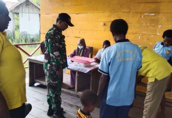 Babinsa Koramil 1710-01/Kokonao Serka Hendrik F. Renyaaan dan Serka  Andreas  J. Matkusa  melaksanakan pendampingan petugas Puskesmas Kokonao dalam pengecekan kesehatan warga, Selasa (09/01/2024)