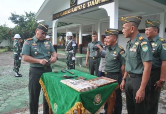 Danrem 063/SGJ saat cek senpi yang berhasil diamankan