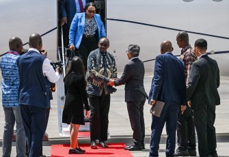 Wakil Presiden Zimbabwe Kembo Mohadi (tengah) tiba di Bandara Internasional I Gusti Ngurah Rai, Badung, Bali, Sabtu (31/8/2024). Kembo Mohadi tiba untuk menghadiri High-Level Forum on Multi-Stakeholder Partnerships and Indonesia-Africa Forum II di Nusa Dua, Bali pada 1-3 September. ANTARA FOTO/Media Center IAF II-HLF MSP/Galih Pradipta/YU