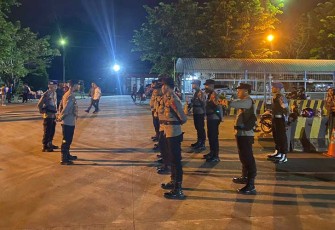 Anggota Polres Bintan saat bersiaga kawal Logistik Pemilu ke Tambelan