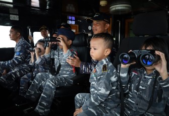 Pangkalan TNI Angkatan Laut (Lanal) Dumai mengajak siswa-siswi dan guru TK Hang Tuah Dumai mengikuti Joy Sailing menggunakan Kapal Angkatan Laut (KAL)Tedung I-1-37 di sekitaran perairan Dumai, Selasa (05/03)